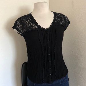 Goth top with skull and crossbones buttons 🖤☠️🖤